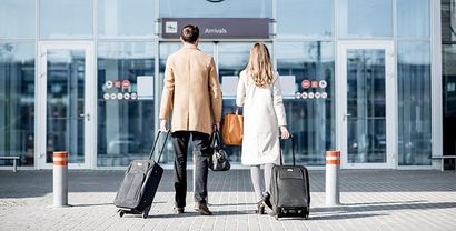 Un couple arrivant devant le terminal d'un aéroport