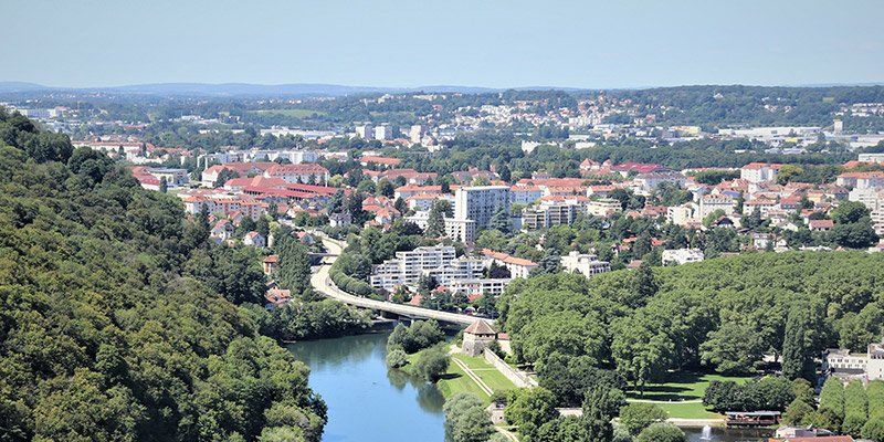 Vue aérienne d'une ville de Bourgogne-Franche-Comté