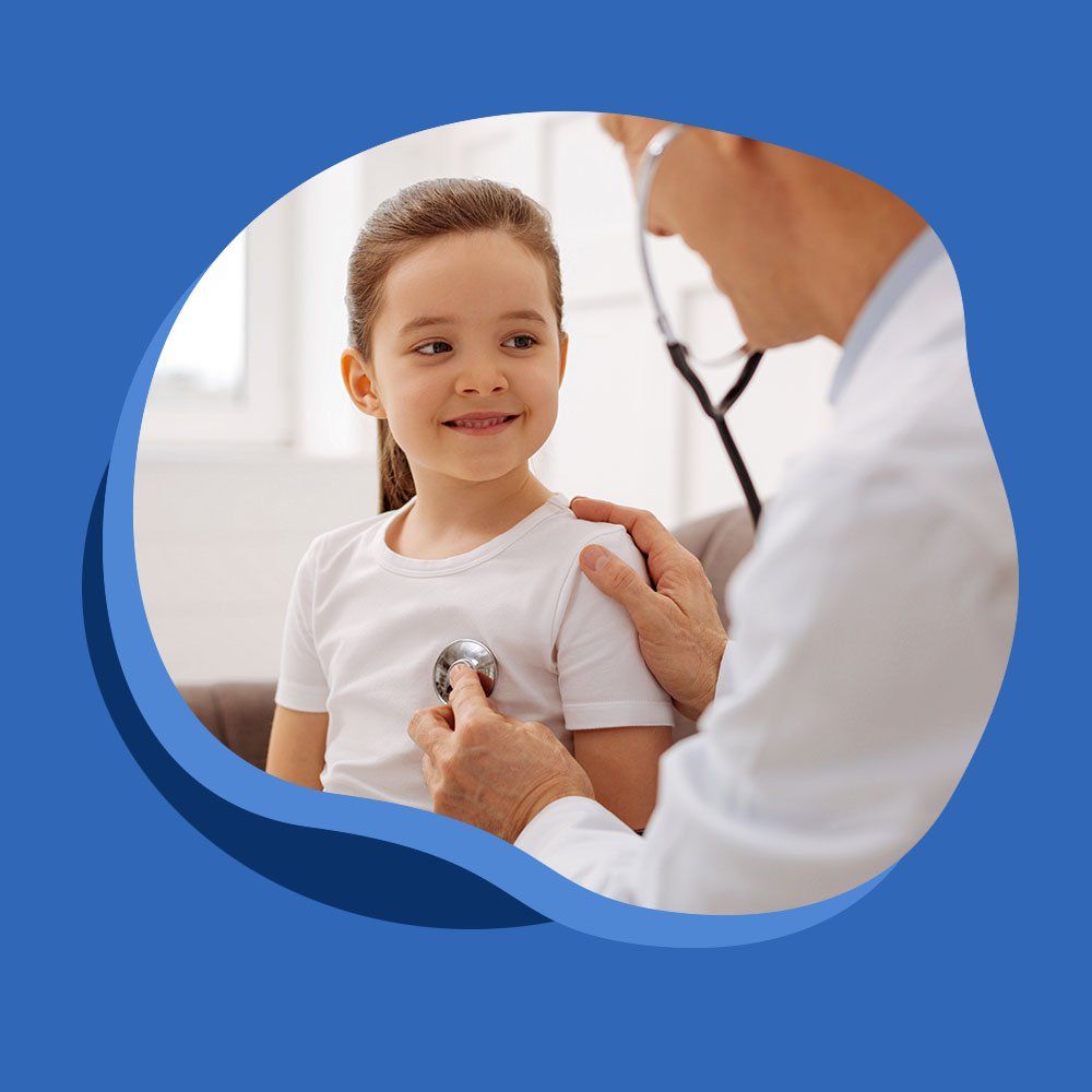 Un médecin écoute la respiration d'un enfant avec un stéthoscope