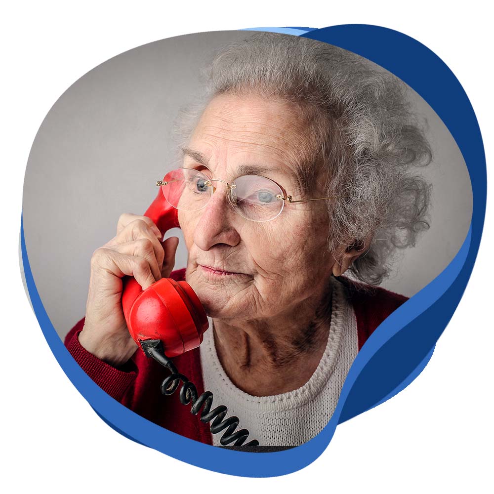 Une grand-mère passe un coup de téléphone