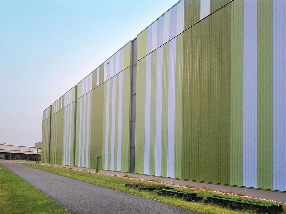 Fassaden- Trapezbleche im Werk lackiert