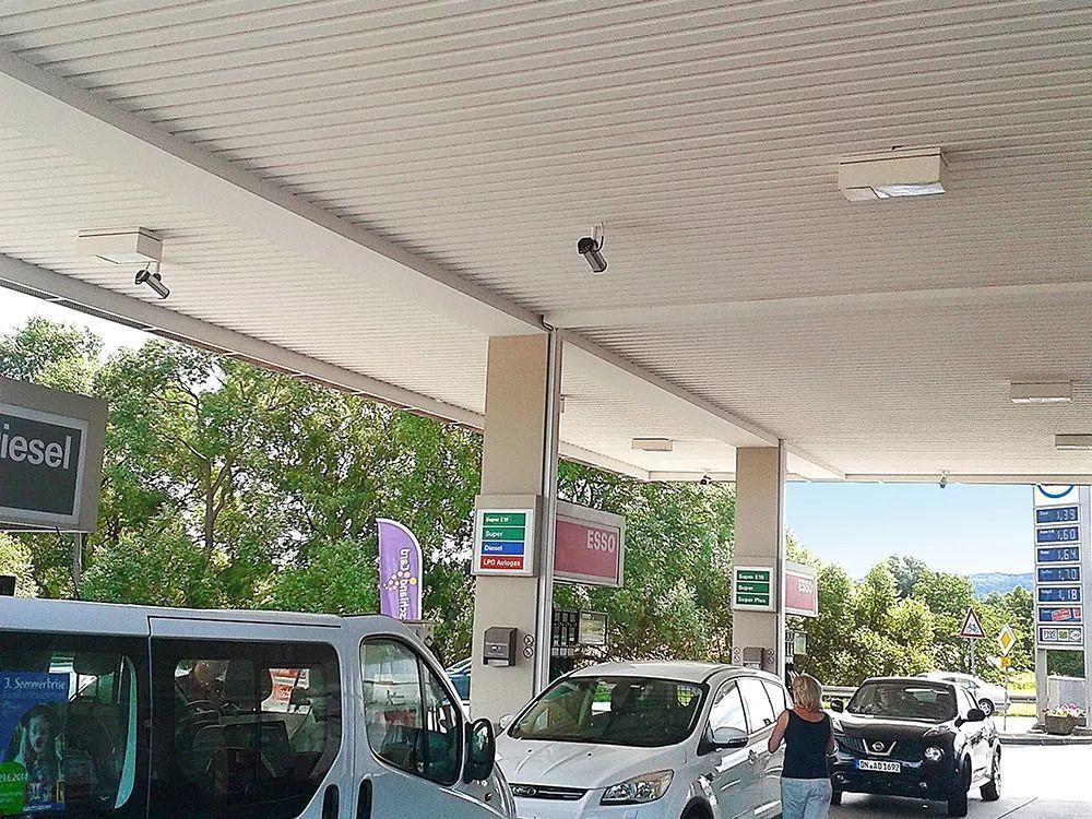 Überdachung einer Tankstelle mit Antidröhnbeschichtung