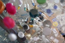 Kleine Behälter für Medizin- und Kosmetikprodukte