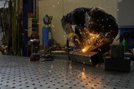 Schweißen an einem Teil aus Metall