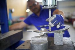 Arbeit an einem Gerät für Fördertechnik