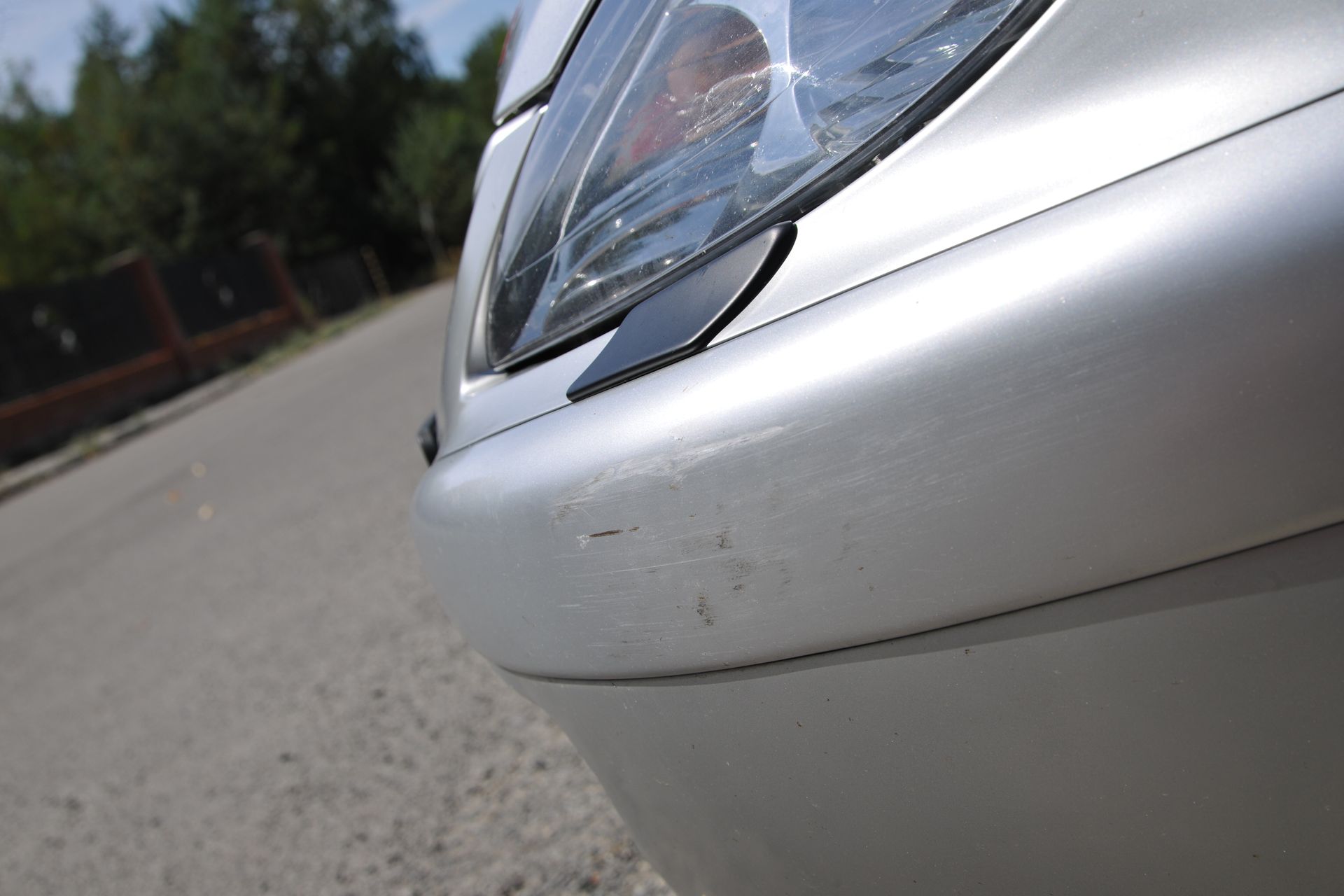 Silbernes Auto mit Kratzer im Lack
