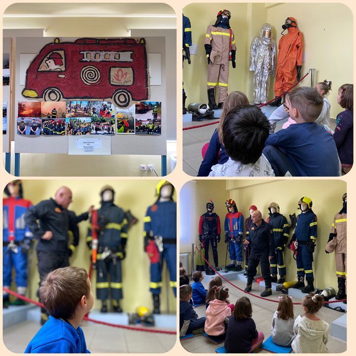 Μια ομάδα παιδιών εξετάζει ένα πυροσβεστικό όχημα σε ένα μουσείο