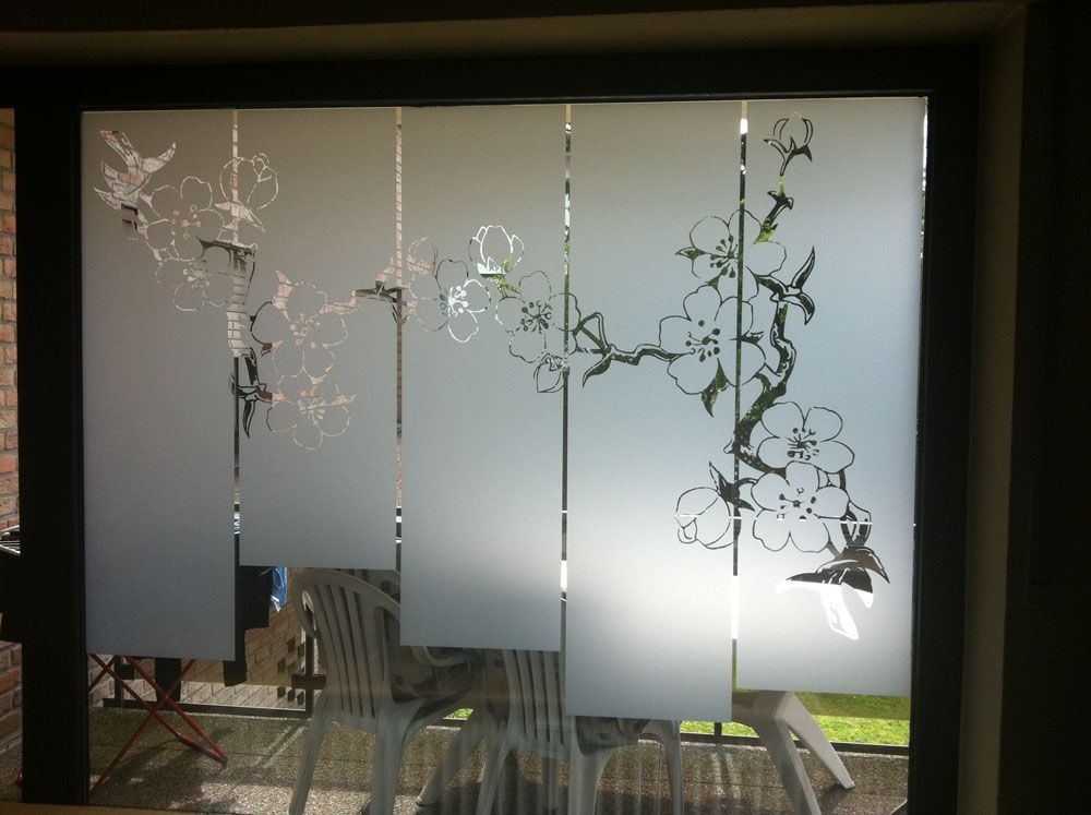 Ein Fenster mit einem Blumenbild darauf