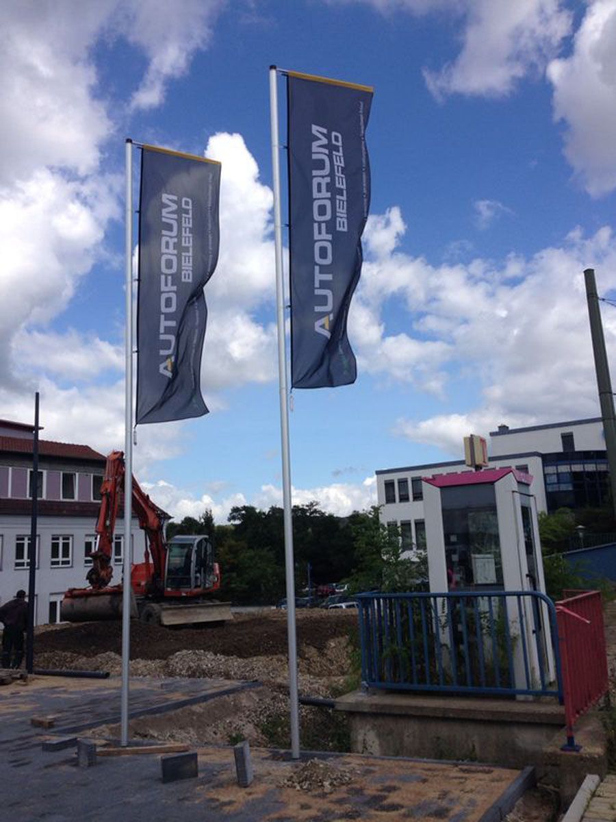 Ein paar Flaggen mit der Aufschrift „Autoforum“