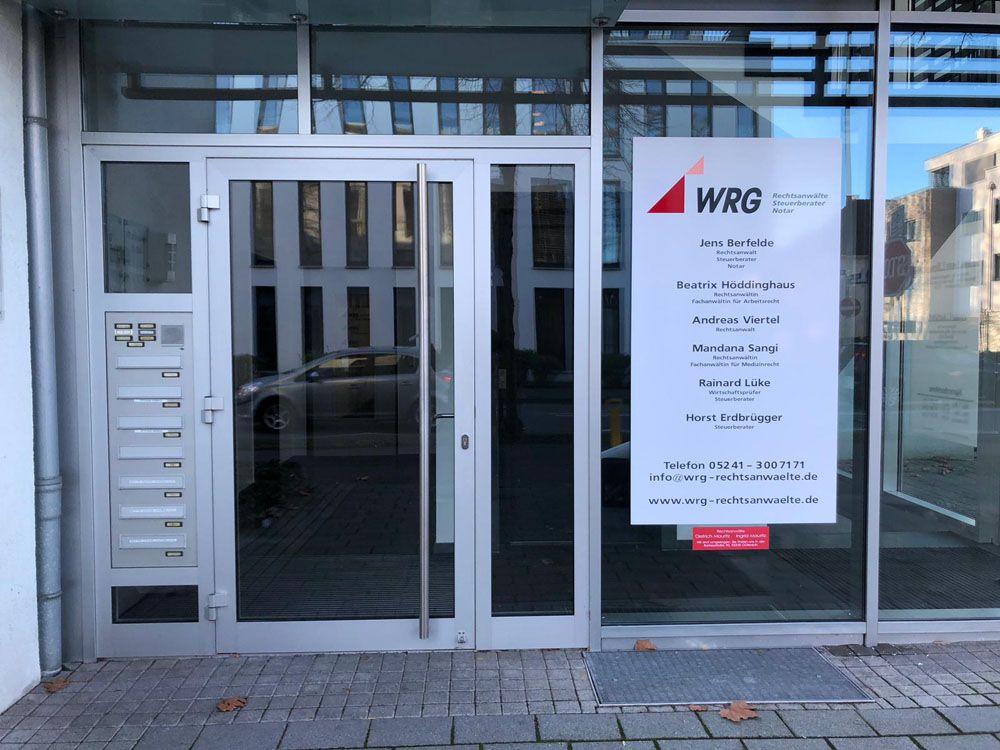 Eine weiße Tür mit einem Schild mit der Aufschrift „wrg“ darauf