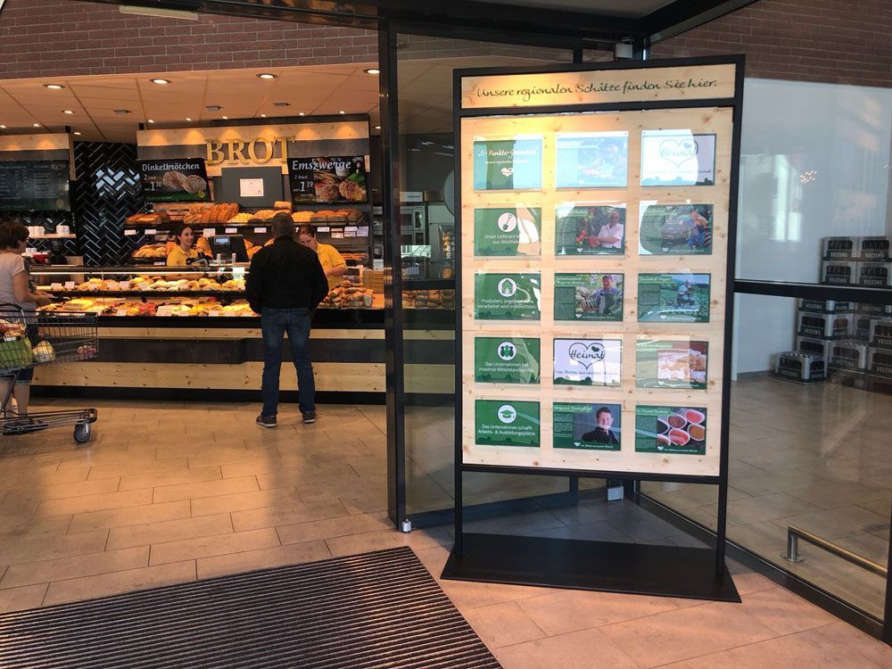 Ein Mann steht vor der Theke einer Bäckerei.