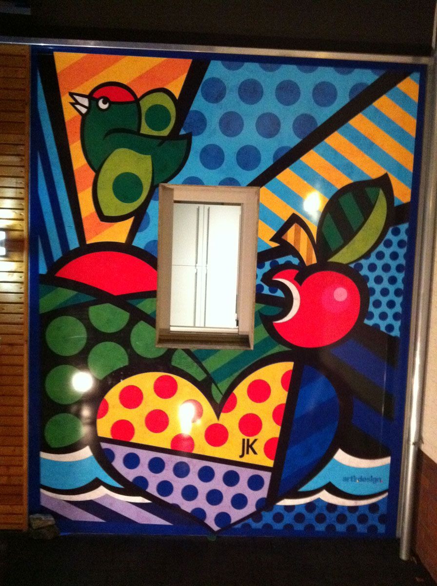 Ein farbenfrohes Gemälde eines Herzens und eines Vogels mit den Buchstaben jk darauf
