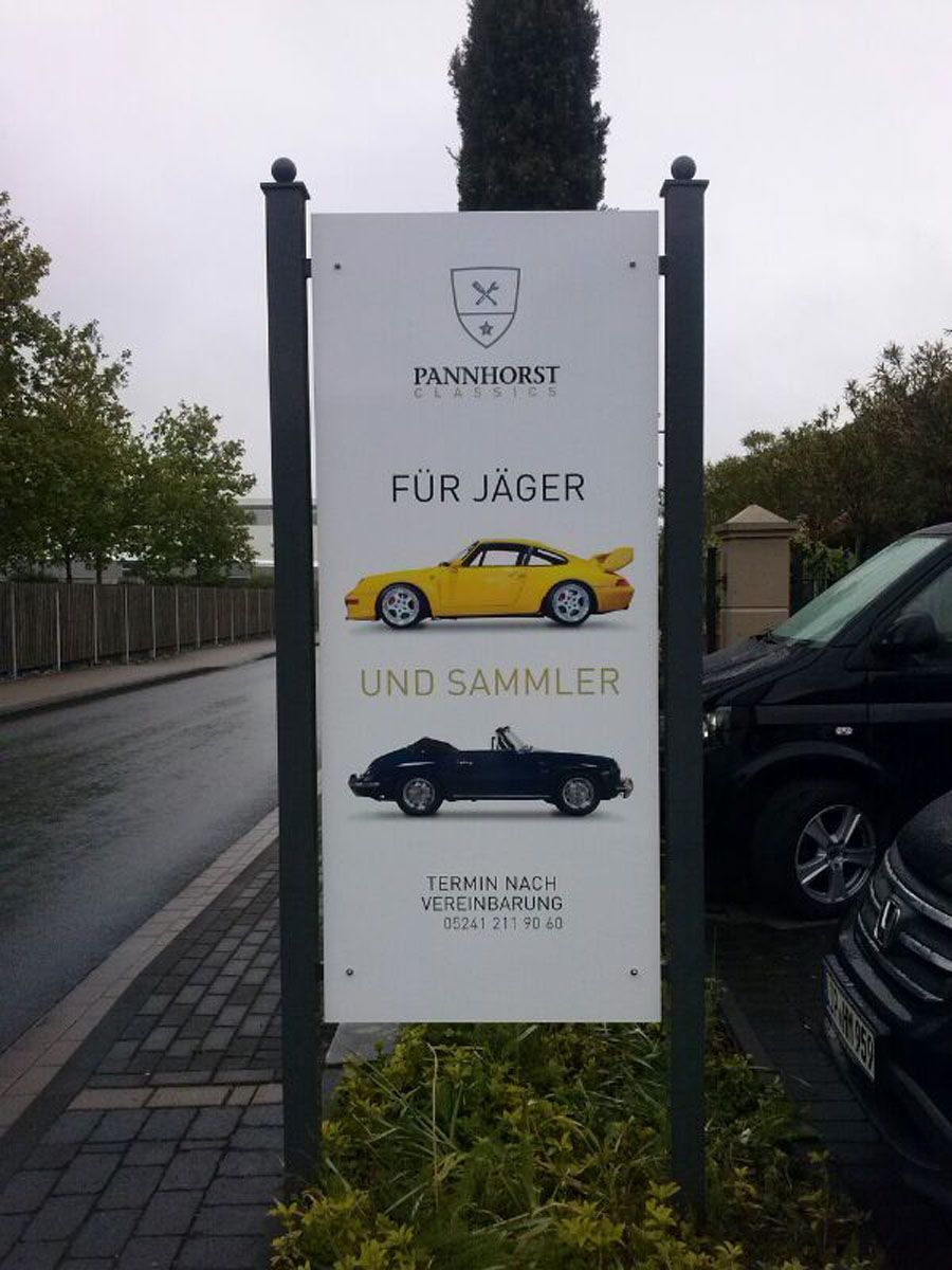 Ein Schild mit der Aufschrift „Felljäger und Sammler“ darauf