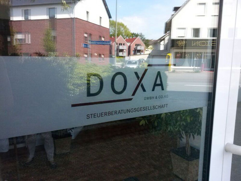 Das Wort Doxa steht auf dem Fenster eines Gebäudes