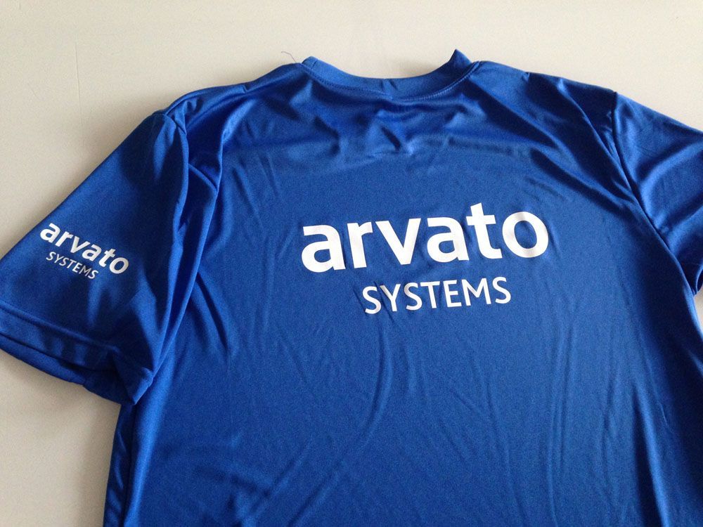 Ein blaues Shirt mit der Aufschrift „arvato systems“