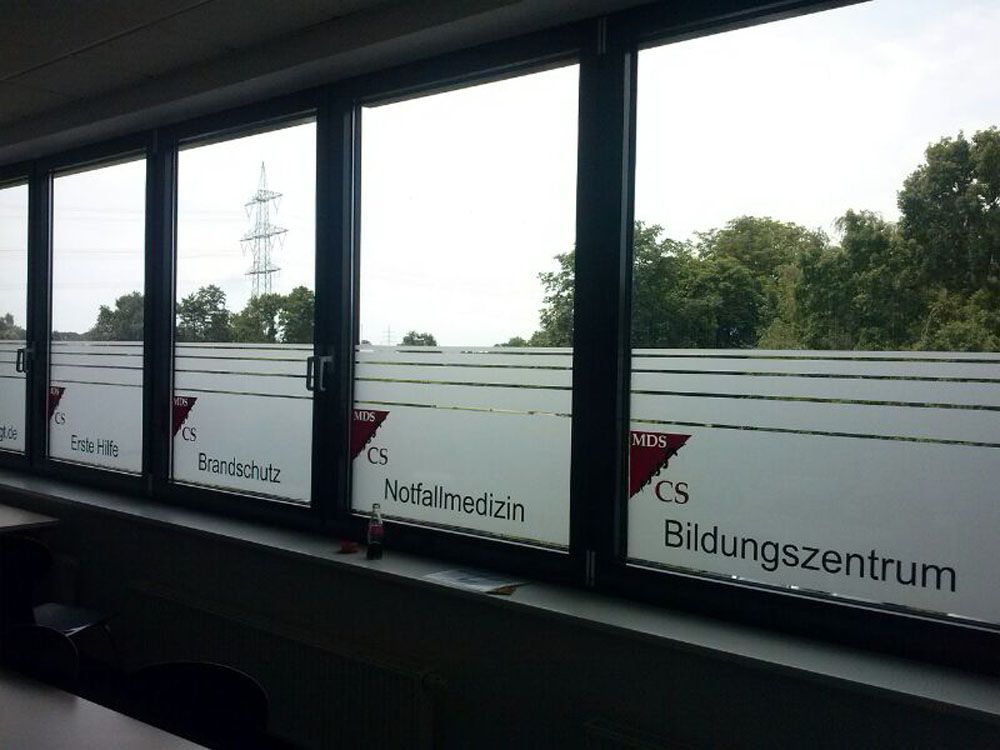 Ein Fenster mit einem Aufkleber mit der Aufschrift „Bildungszentrum“