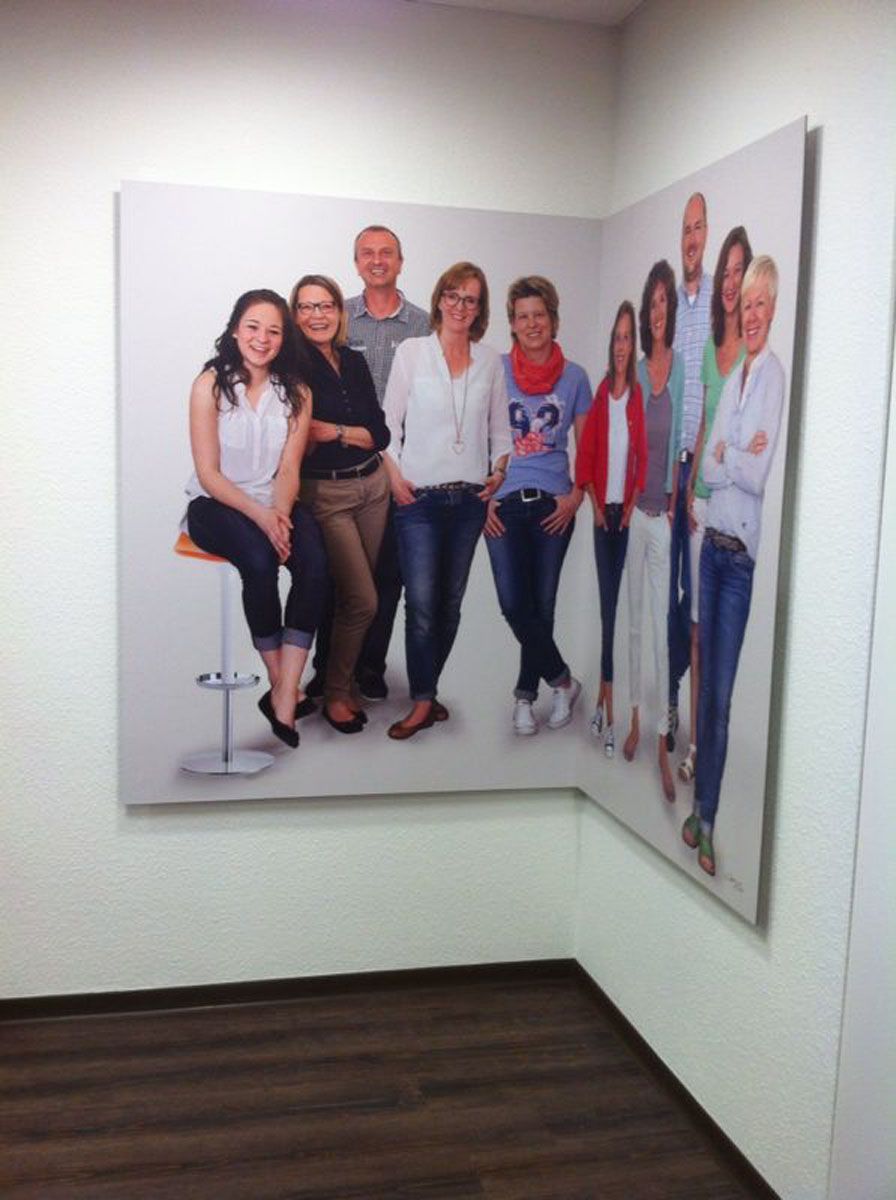 Eine Gruppe von Menschen, die für ein Foto posieren, einer trägt ein 92-Shirt