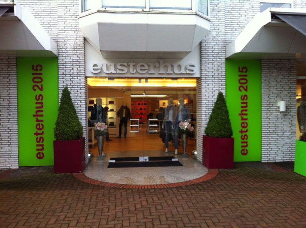 Eine Ladenfront mit einem Schild mit der Aufschrift „Eusterhus 2015“