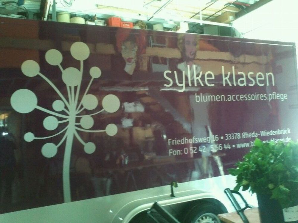 Ein lila LKW mit Sylke Klasen auf der Seite geschrieben