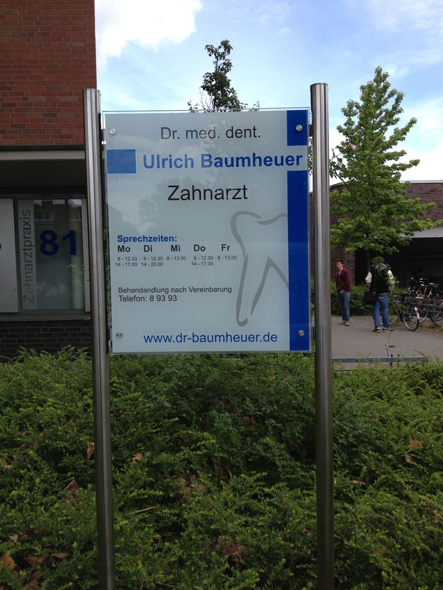 A sign that says ulrich baumheuer zahnarzt on it