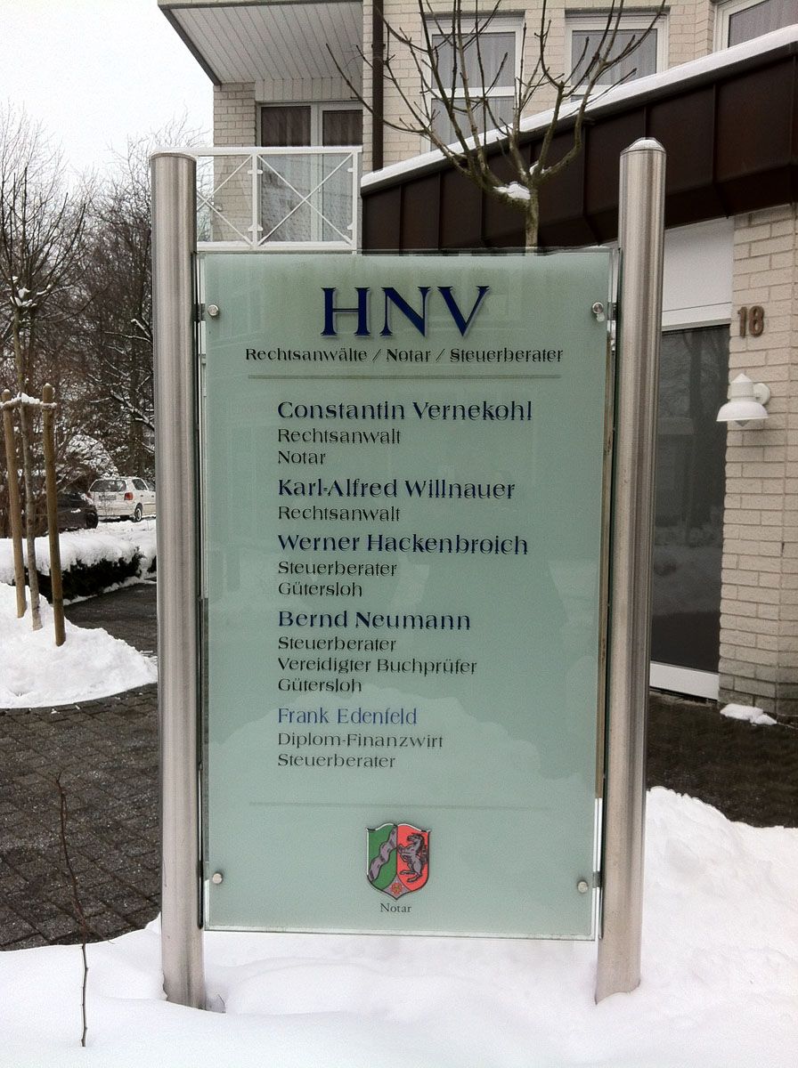 Ein Schild mit der Aufschrift HNV vor einem Gebäude