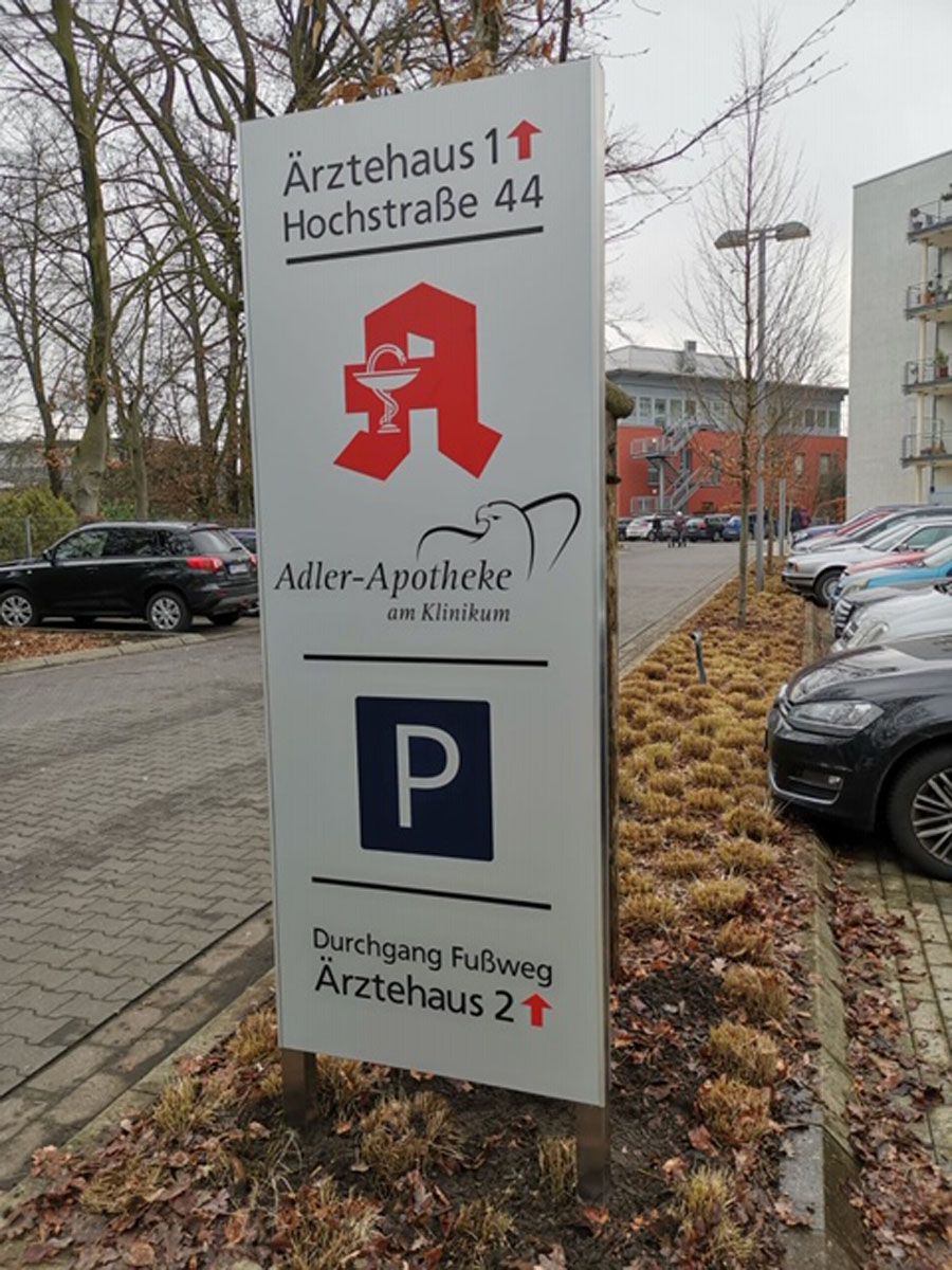 Ein Schild auf einem Parkplatz für eine Apotheke