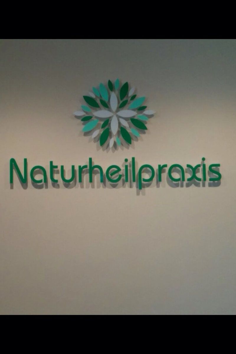 Ein Schild an einer Wand mit der Aufschrift „Naturheilpraxis“