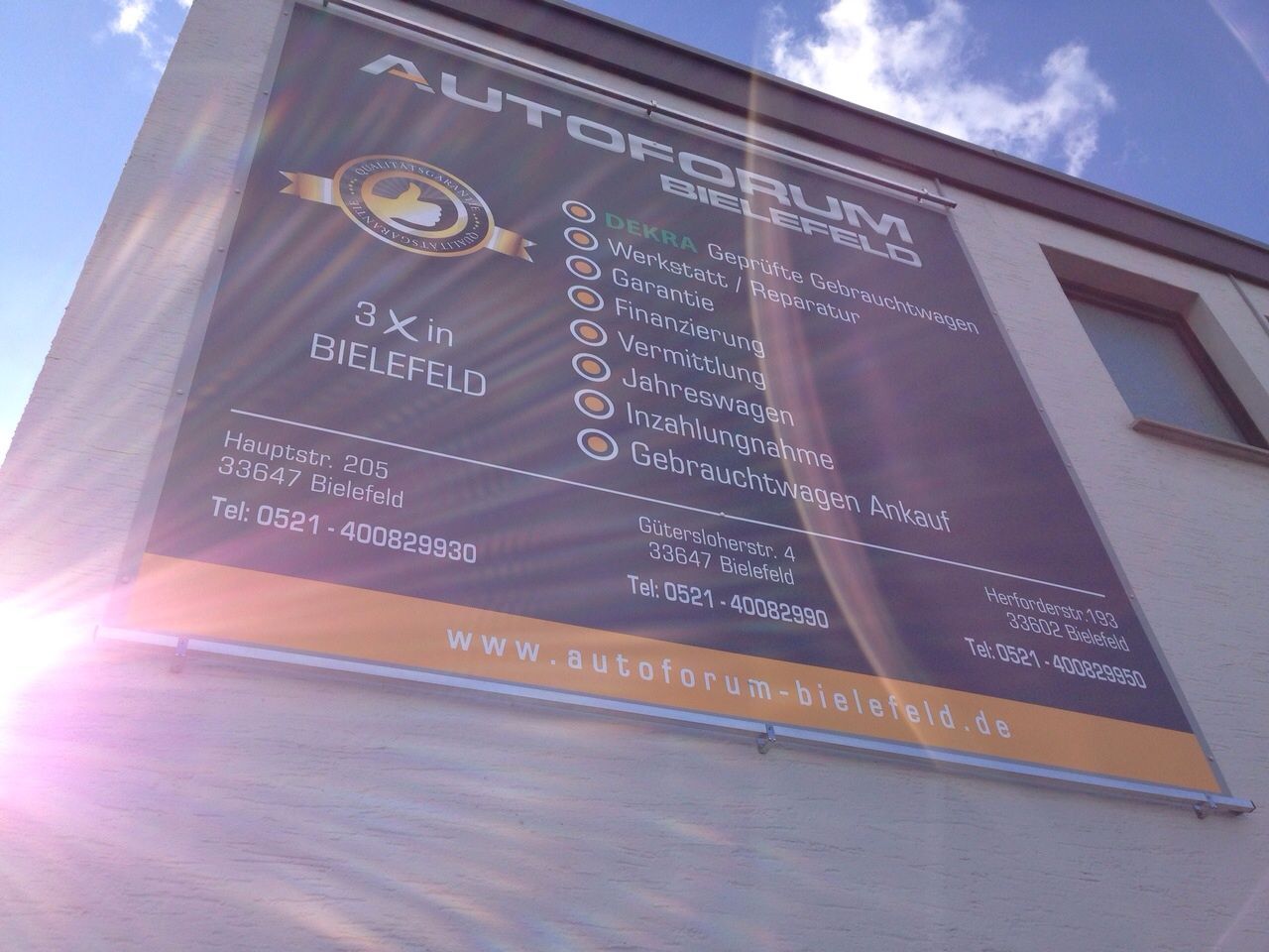 Ein großes Schild an der Seite eines Gebäudes mit der Aufschrift „Autoforum“