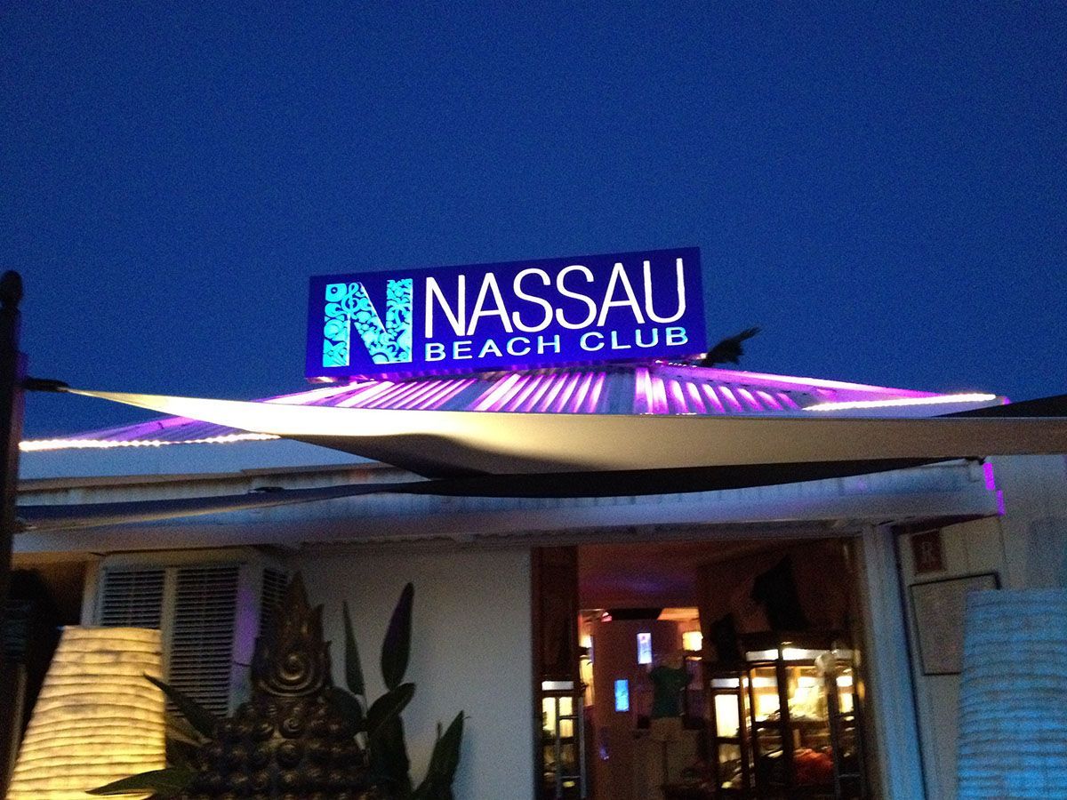 Der Nassau Beach Club ist nachts beleuchtet