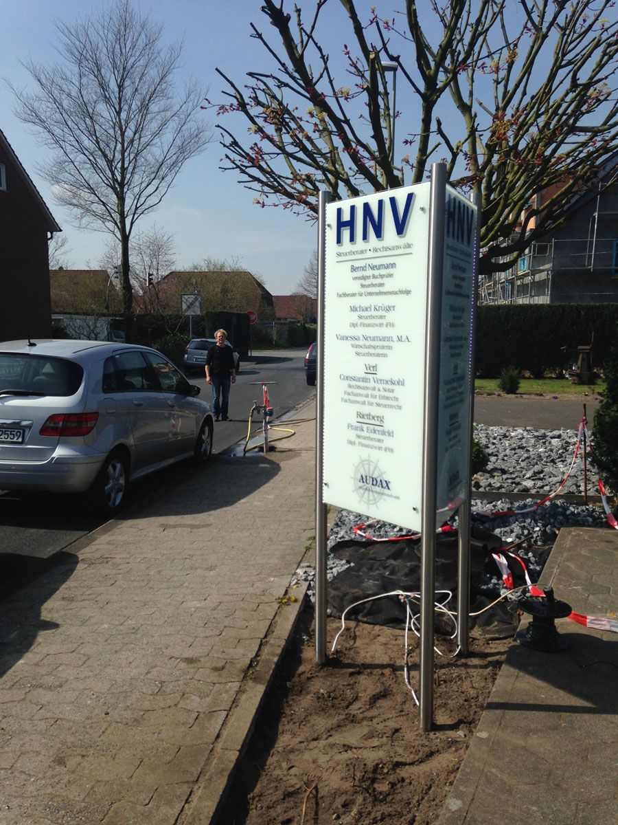 Ein Schild mit der Aufschrift HNV steht am Straßenrand