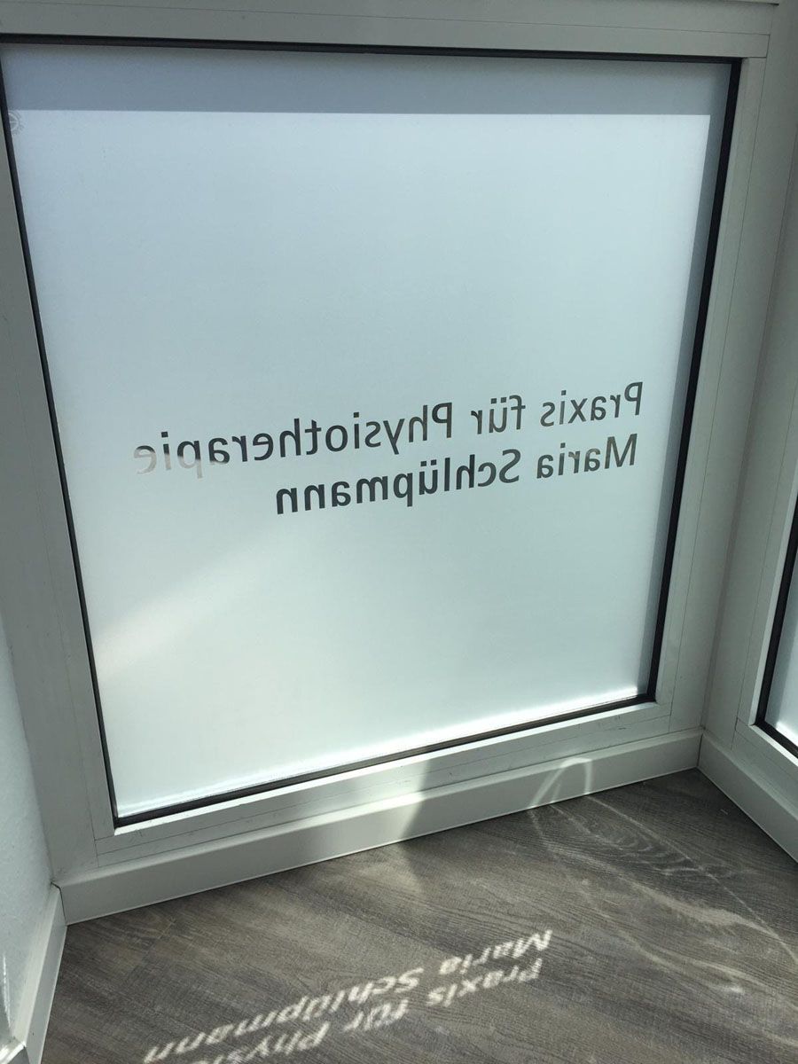 Ein Fenster mit einem Aufkleber darauf, auf dem steht nnsmquilb2 sit6m