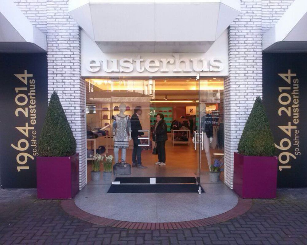 Eine Ladenfront mit einem Schild mit der Aufschrift „Eusterhus“