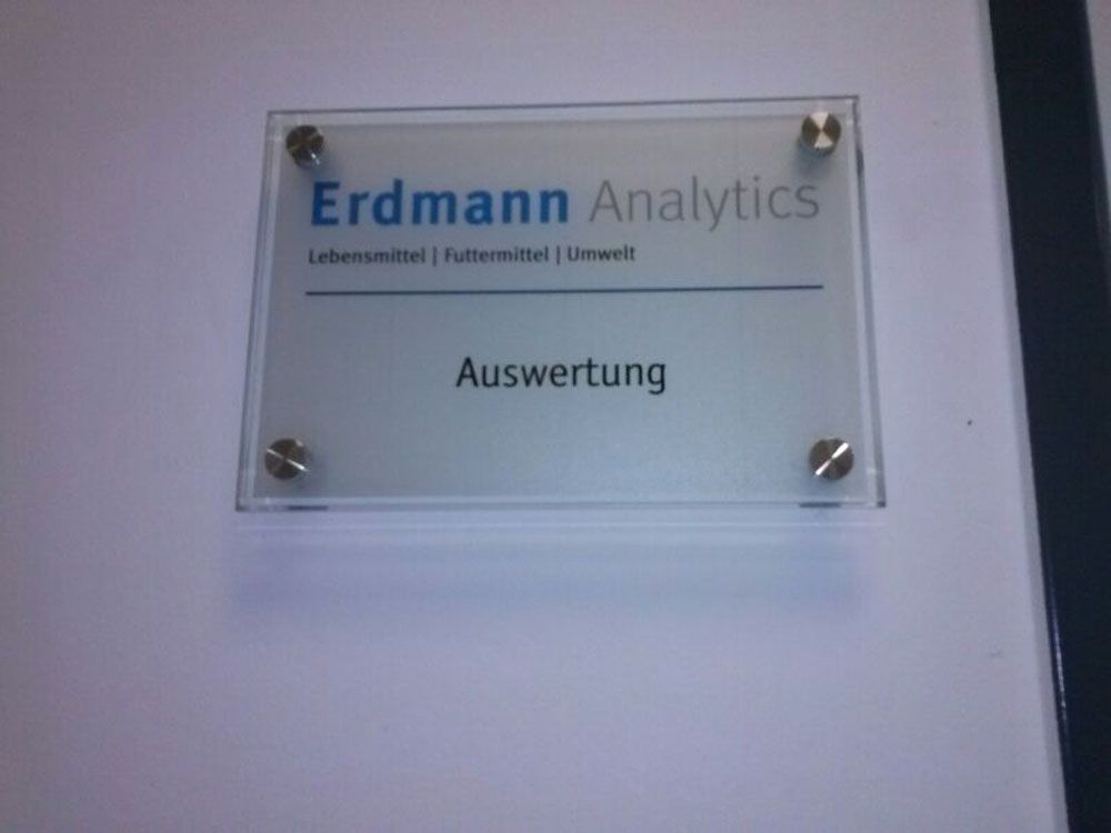 Ein Schild mit der Aufschrift 