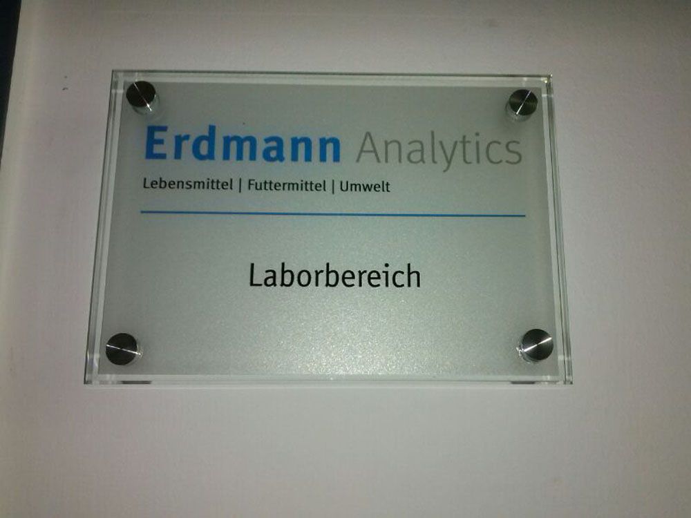 Ein Schild mit der Aufschrift „Laborbereich“