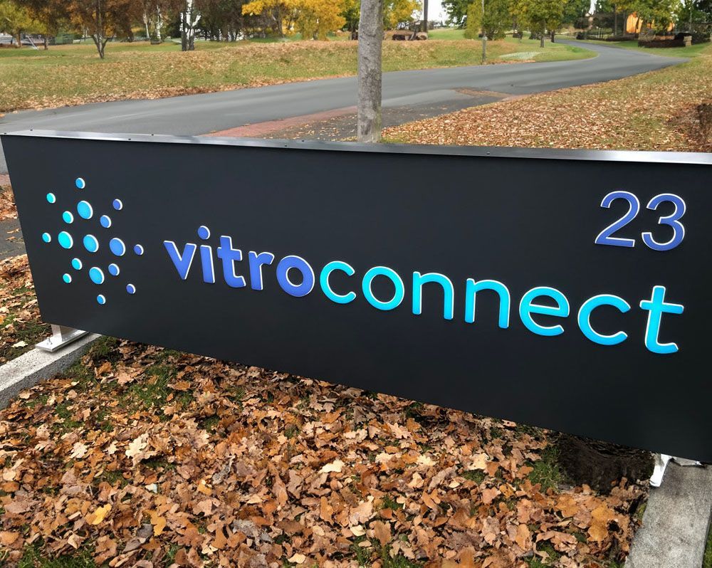 Ein schwarzes Schild mit der Aufschrift „vitroconnect“