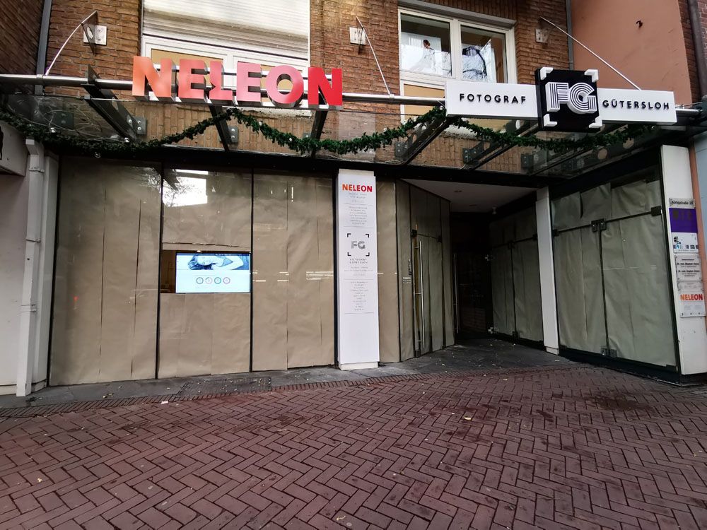 Ein Gebäude mit einem Schild mit der Aufschrift 