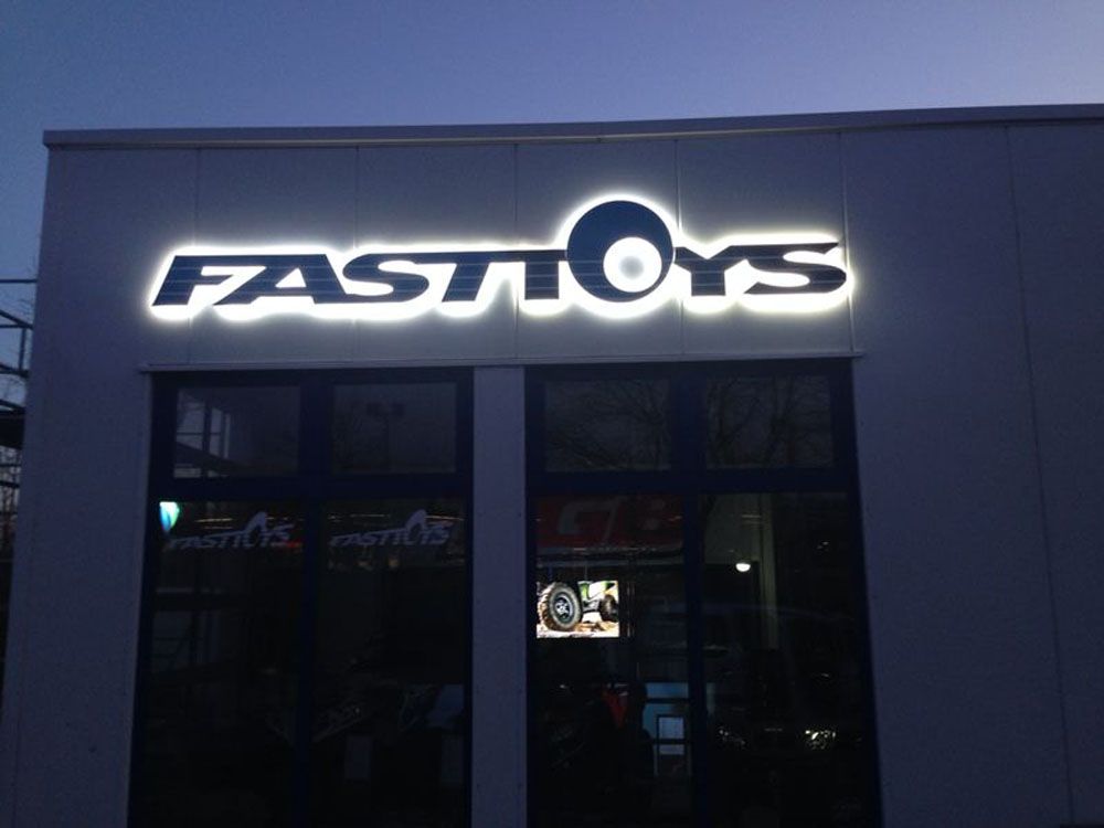 Ein Fast Toys Store ist nachts beleuchtet