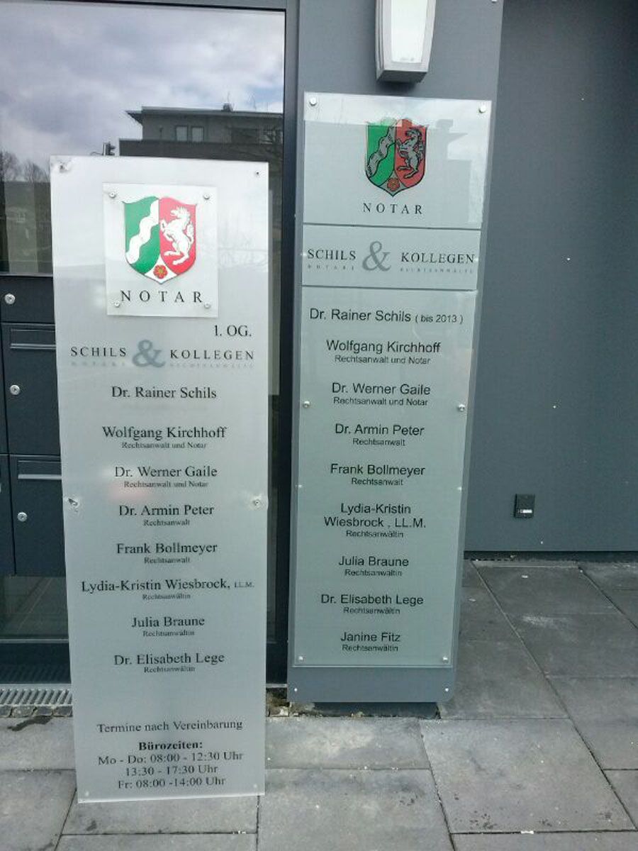 Ein Gebäude mit vielen Schildern darauf