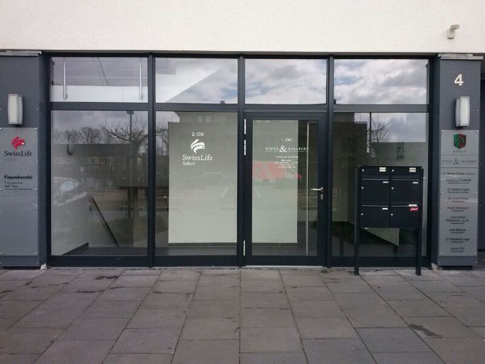 Ein Gebäude mit der Nummer 4 darauf