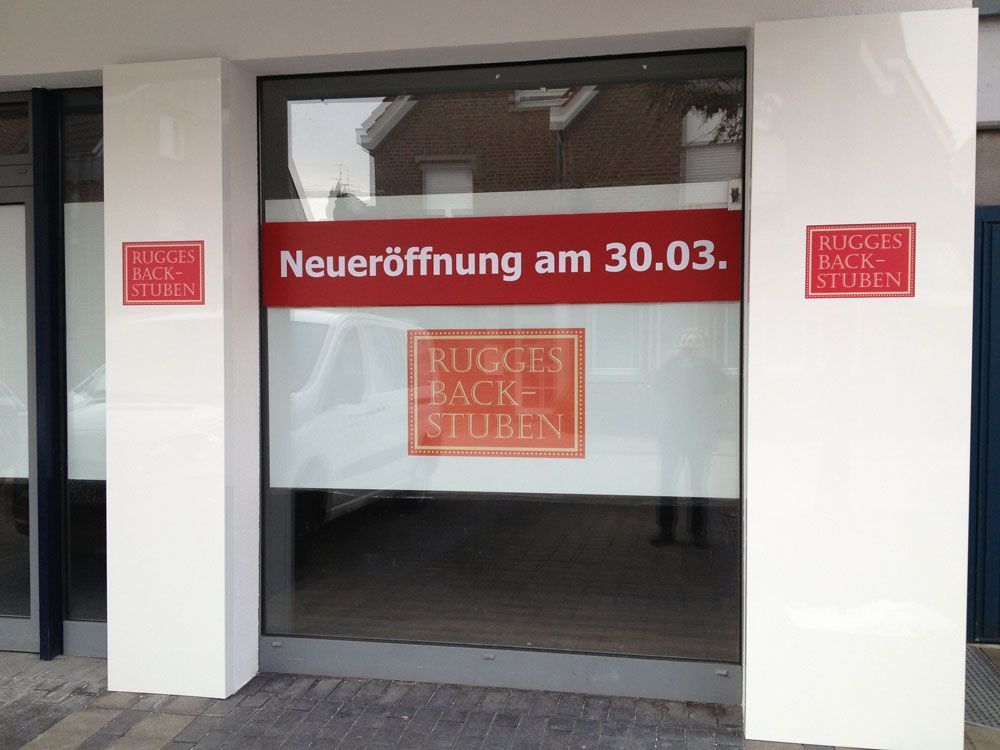 Eine Ladenfront mit einem Schild mit der Aufschrift „Neueröffnung am 30.03.“