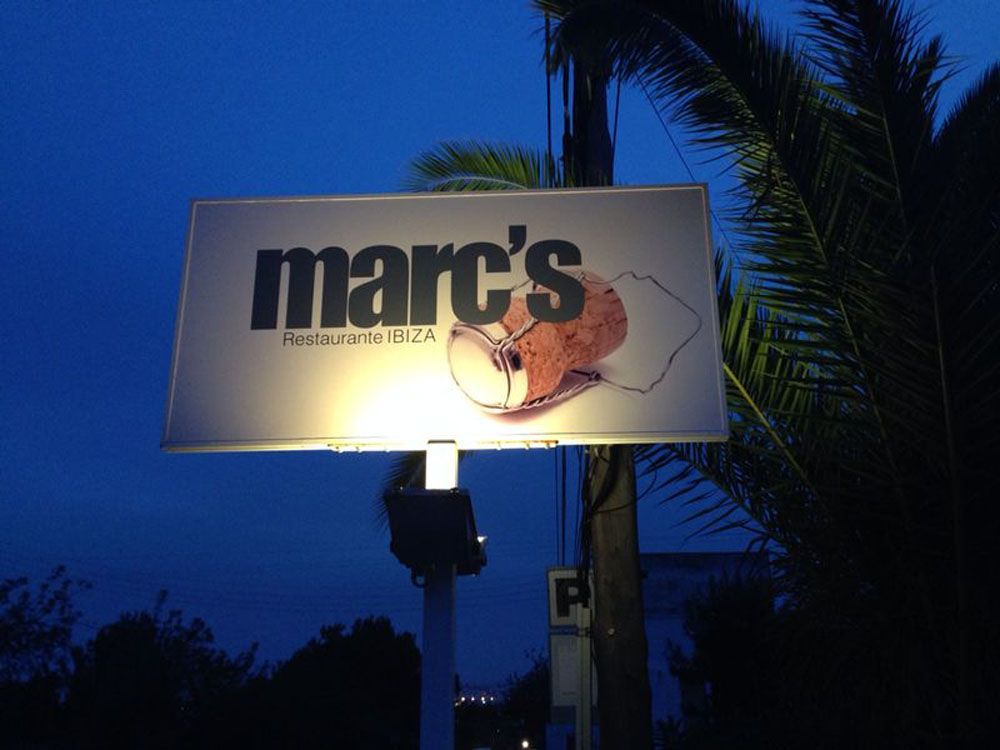 Ein Schild für Marc's Restaurant ist nachts beleuchtet