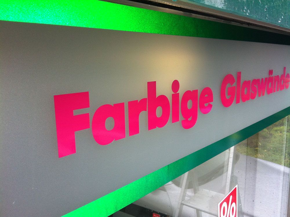 Ein Schild mit der Aufschrift „farbig“