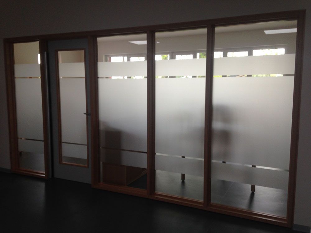 Ein Raum mit Glasschiebetüren und Milchglas