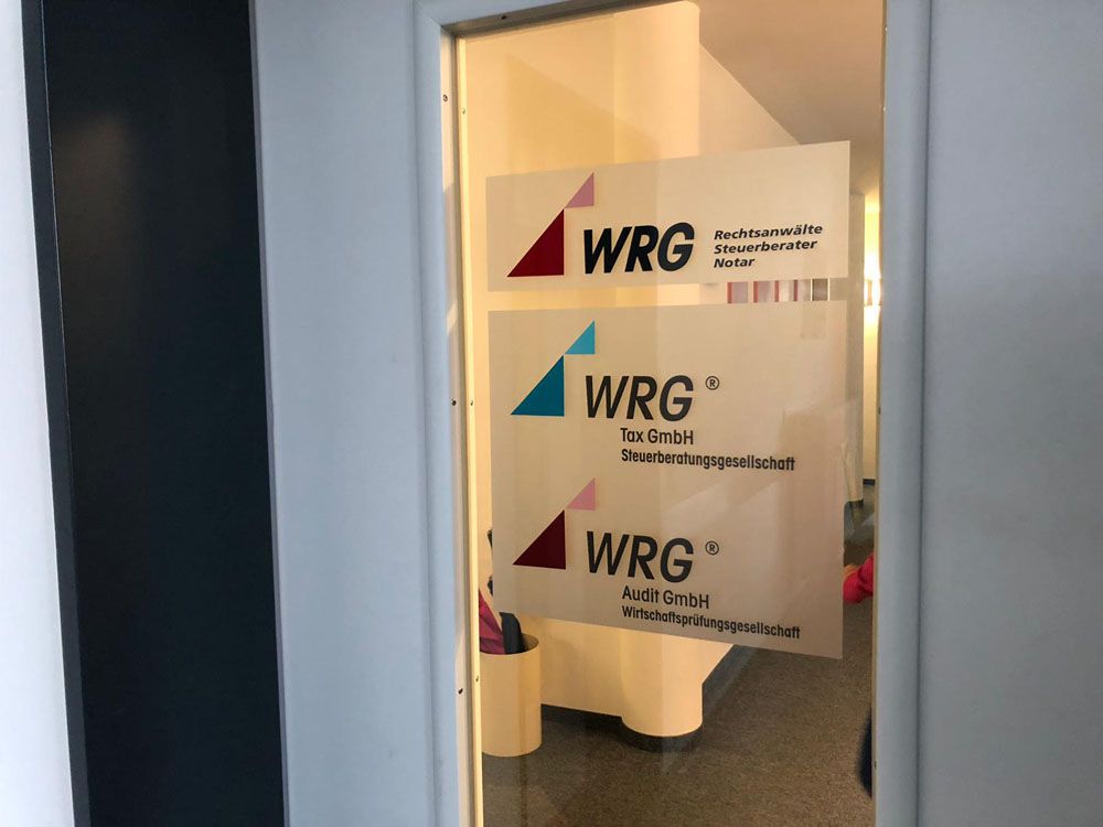 Eine Tür mit zwei Schildern darauf, auf denen steht „wrg“