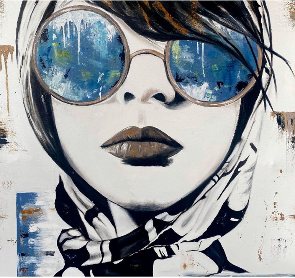 Ein Gemälde einer Frau mit Sonnenbrille und Schal