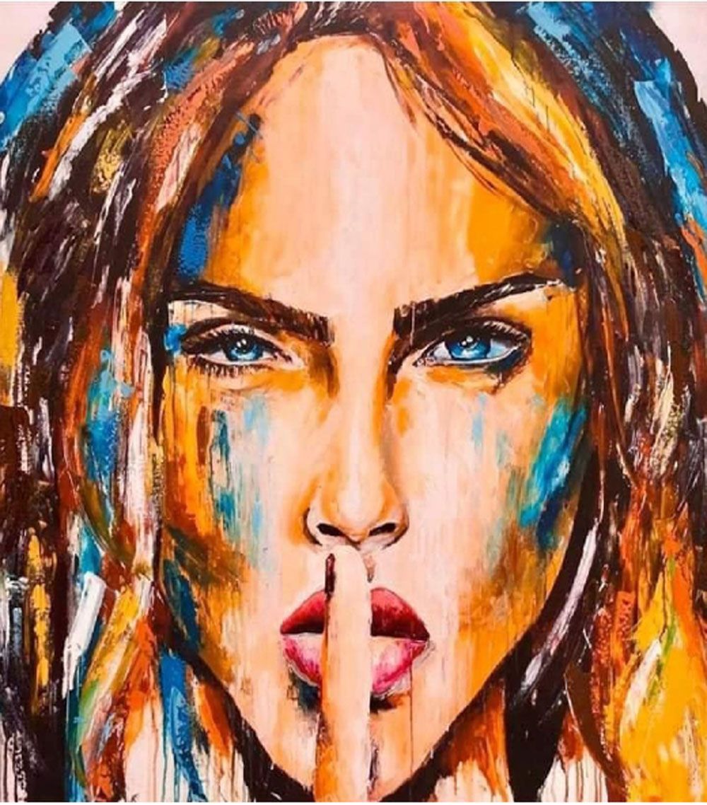 Ein farbenfrohes Gemälde einer Frau, die ihren Finger vor den Mund hält