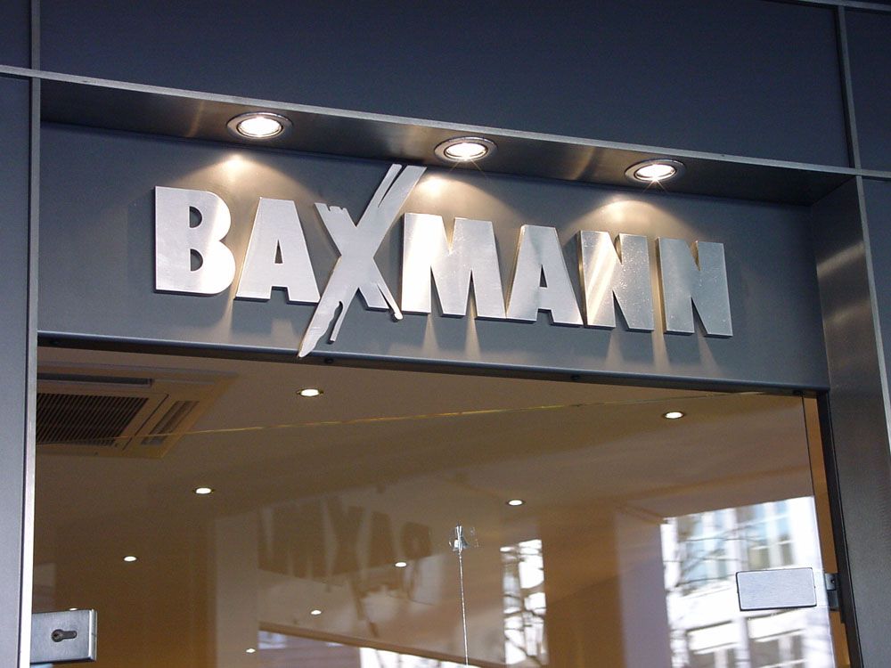 Eine Ladenfront mit dem Wort Baxmann darauf