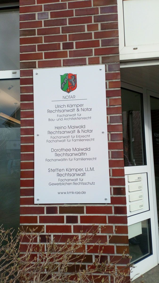 Ein Backsteingebäude mit einem Schild an der Seite