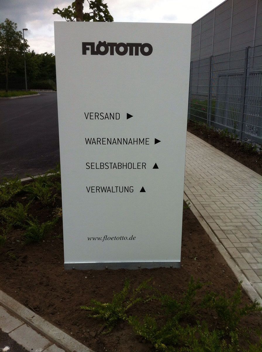 Ein weißes Schild mit dem Wort Flottotto darauf