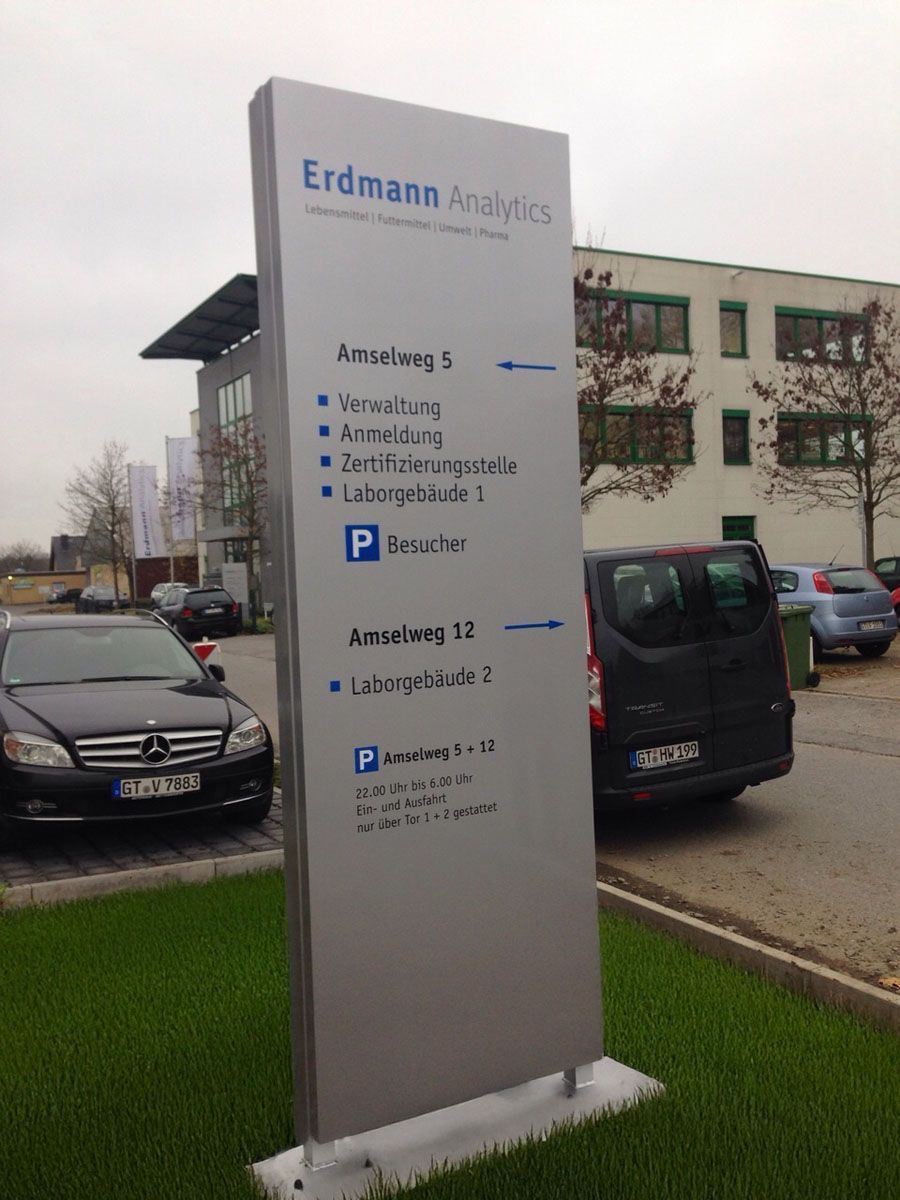 Ein Parkplatz mit einem Schild mit der Aufschrift 